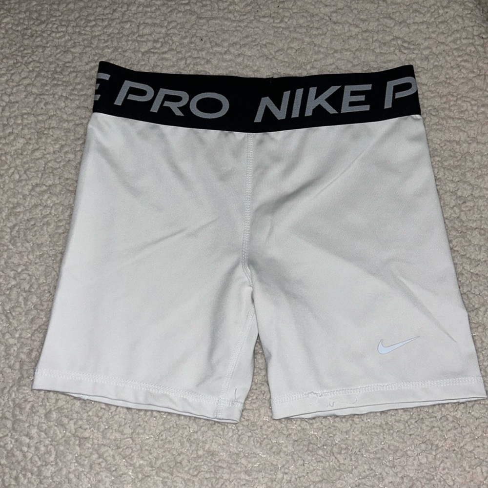 Girls Nike Pro 3 inch shorts XL